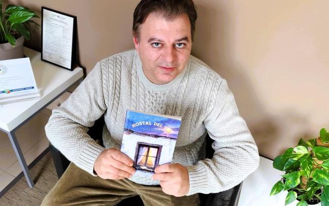 Roberto Domínguez posa con un ejemplar de "Hostal del sol"