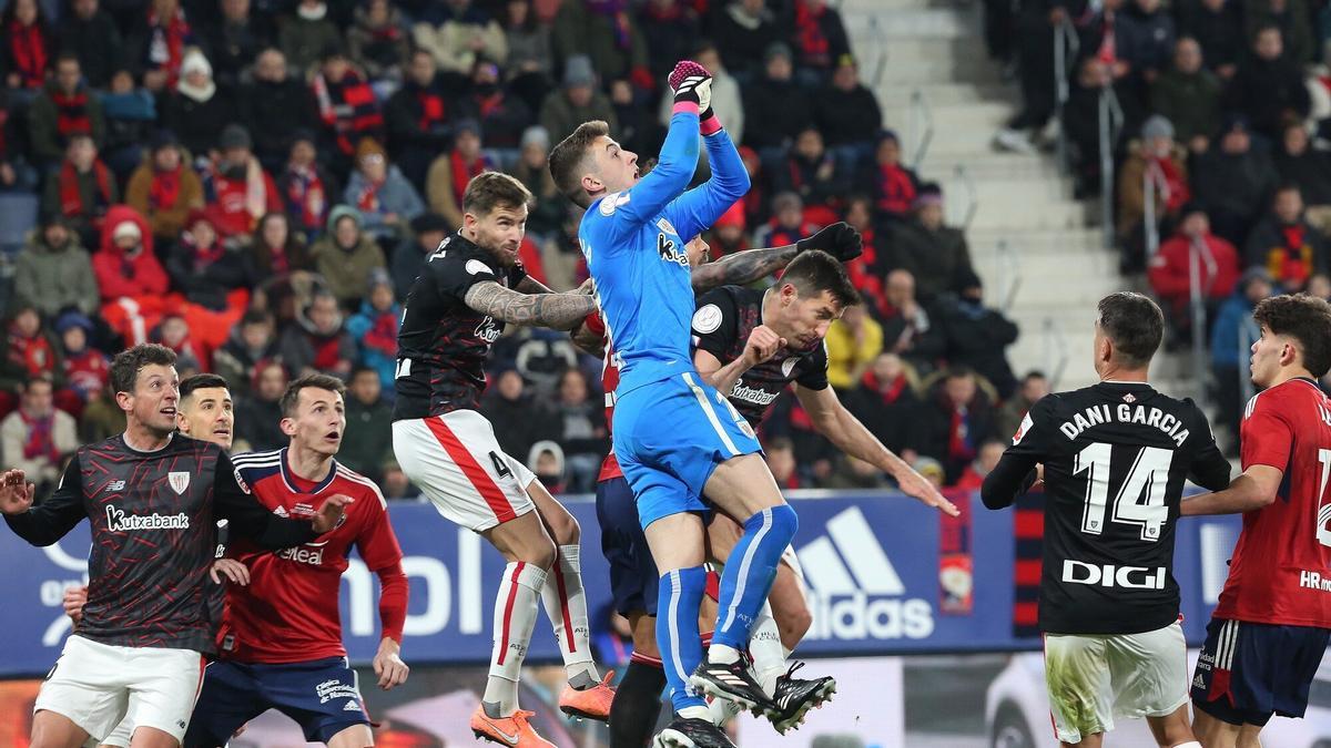 Julen Agirrezabala despeja un balón en la ida de semifinales de Copa ante Osasuna.