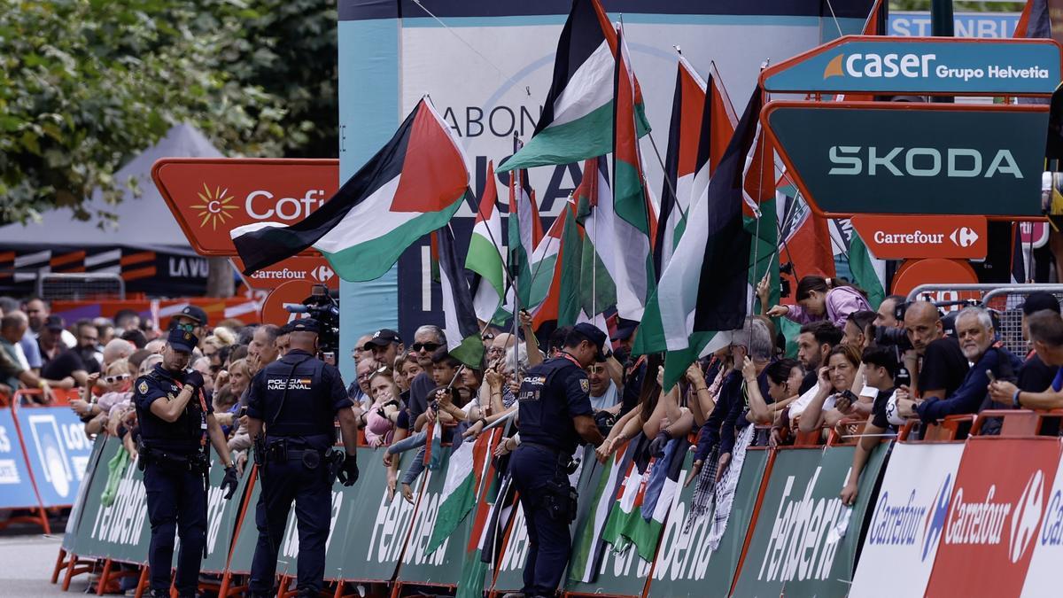 Las banderas de Palestina también estuvieron presentes en la meta.
