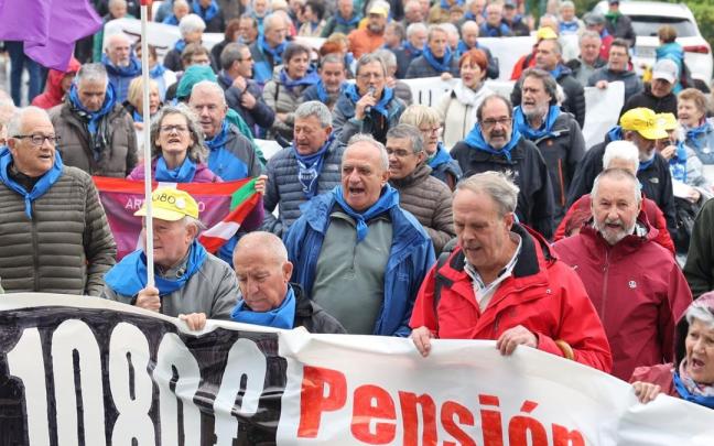 Manifestación de jubilados para reclamar una pensión mínima de 1080 euros / Iker Azurmendi Manifestación de jubilados para reclamar una pensión mínima de 1080 euros