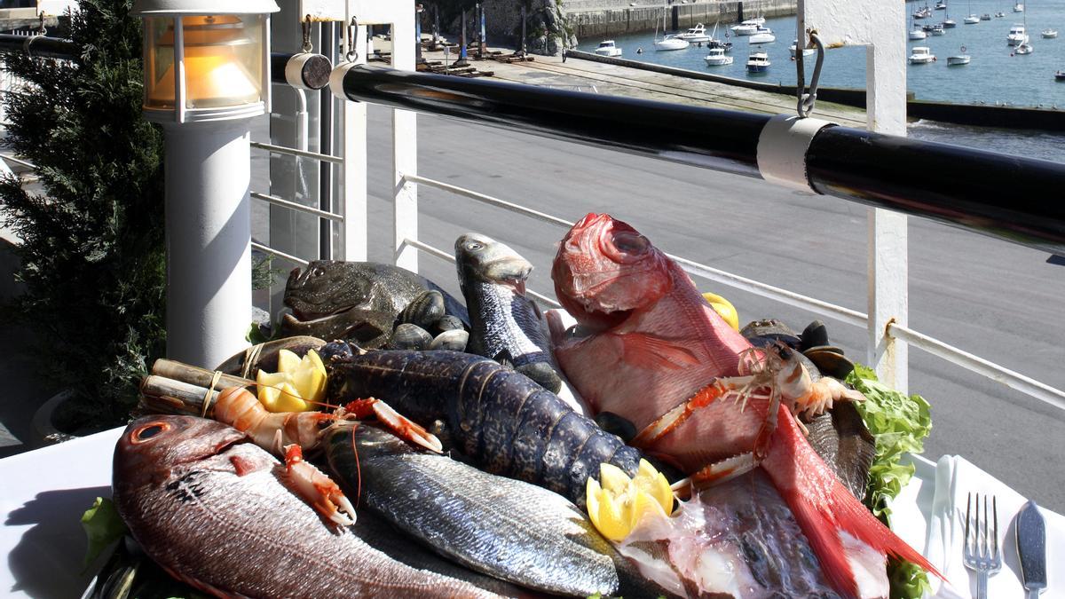 Pescados salvajes y frescos, recién llegados del mar.