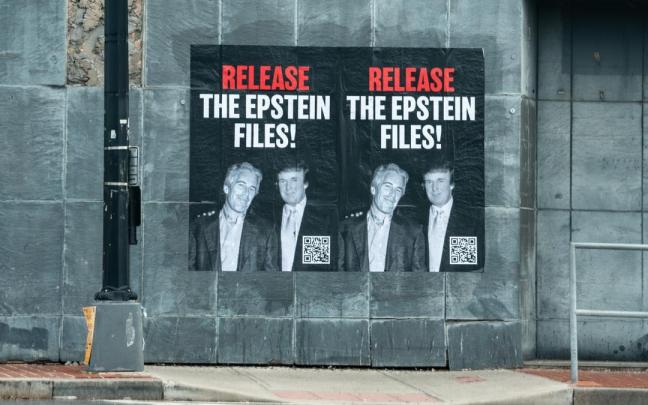 Un cartel de protesta contra Epstein y Trump en el barrio de Shaw, en Washington D. C.