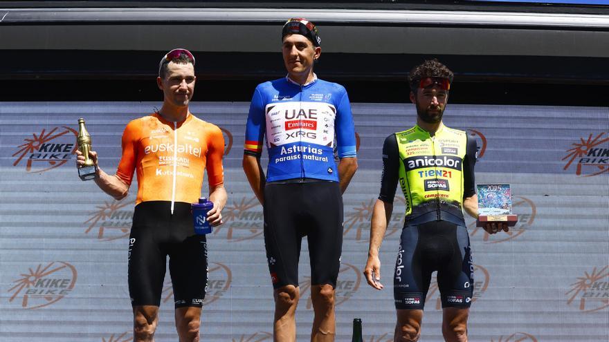 Podio final de la Vuelta a Asturias.