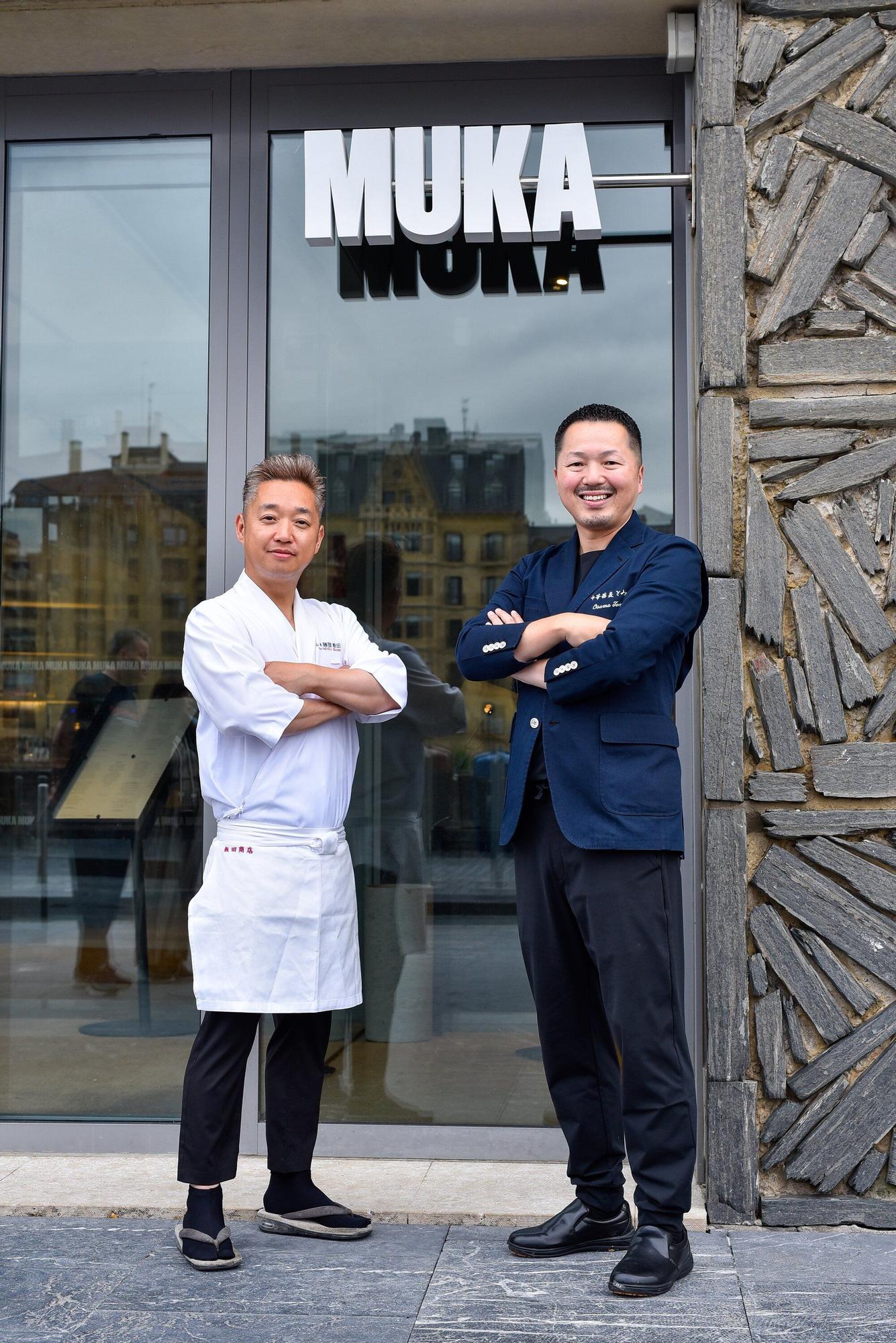 Shota Iida y Osamu Tomita en el restaurante Muka de Donostia.
