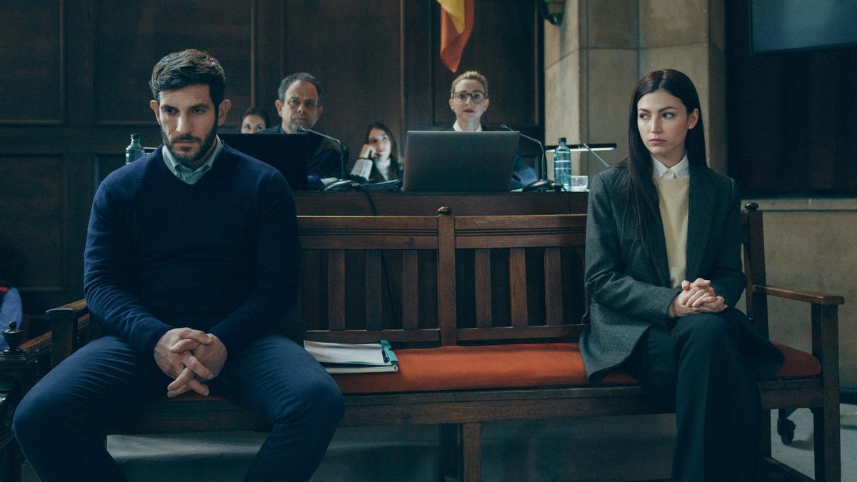 Quim Gutiérrez y Úrsula Corberó, en una escena de ‘El cuerpo en llamas’.