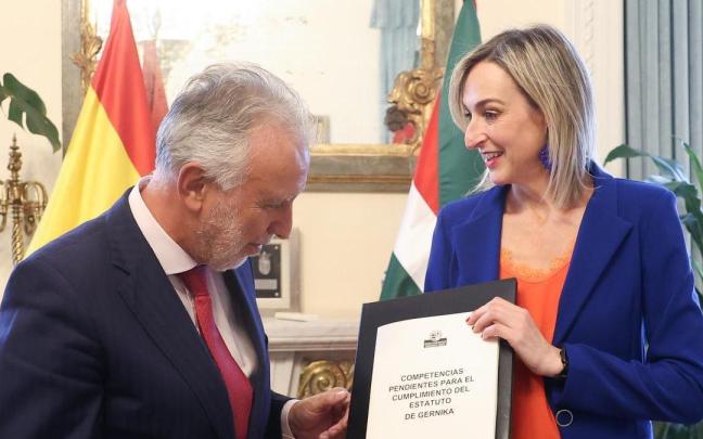 El ministro de Política Territorial, Ángel Víctor Torres, con la consejera de Autogobierno, Maria Ubarretxena, cuando la parte vasca le entregó sus propuestas de transferencias