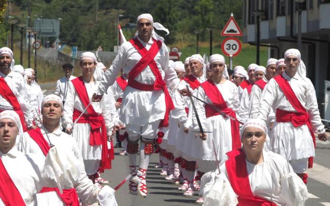 Sahatsa Dantza Taldea da inicio a los actos del 50 aniversario en Urrestilla