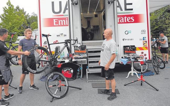 Los mecánicos del UAE ultiman la puesta a punto de las bicicletas sobre las que rodarán los ciclistas.