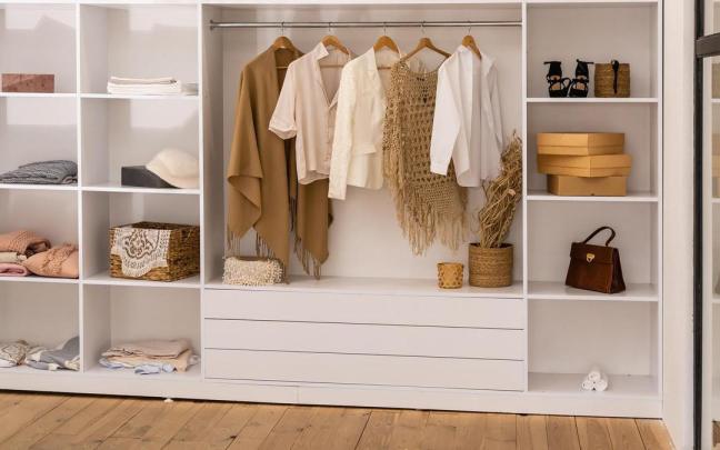 Armario con prendas, calzado y complementos perfectamente ordenados.