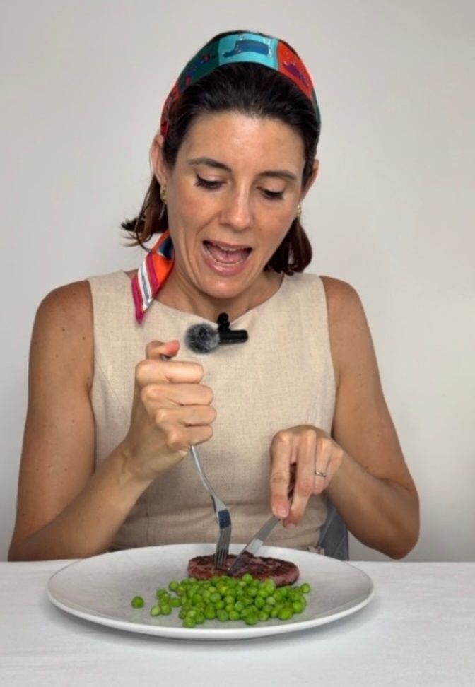 Comiendo, la cosa cambia cuando el tenedor es parte de un juego de utensilios igual de importantes, como puede ser un cuchillo.