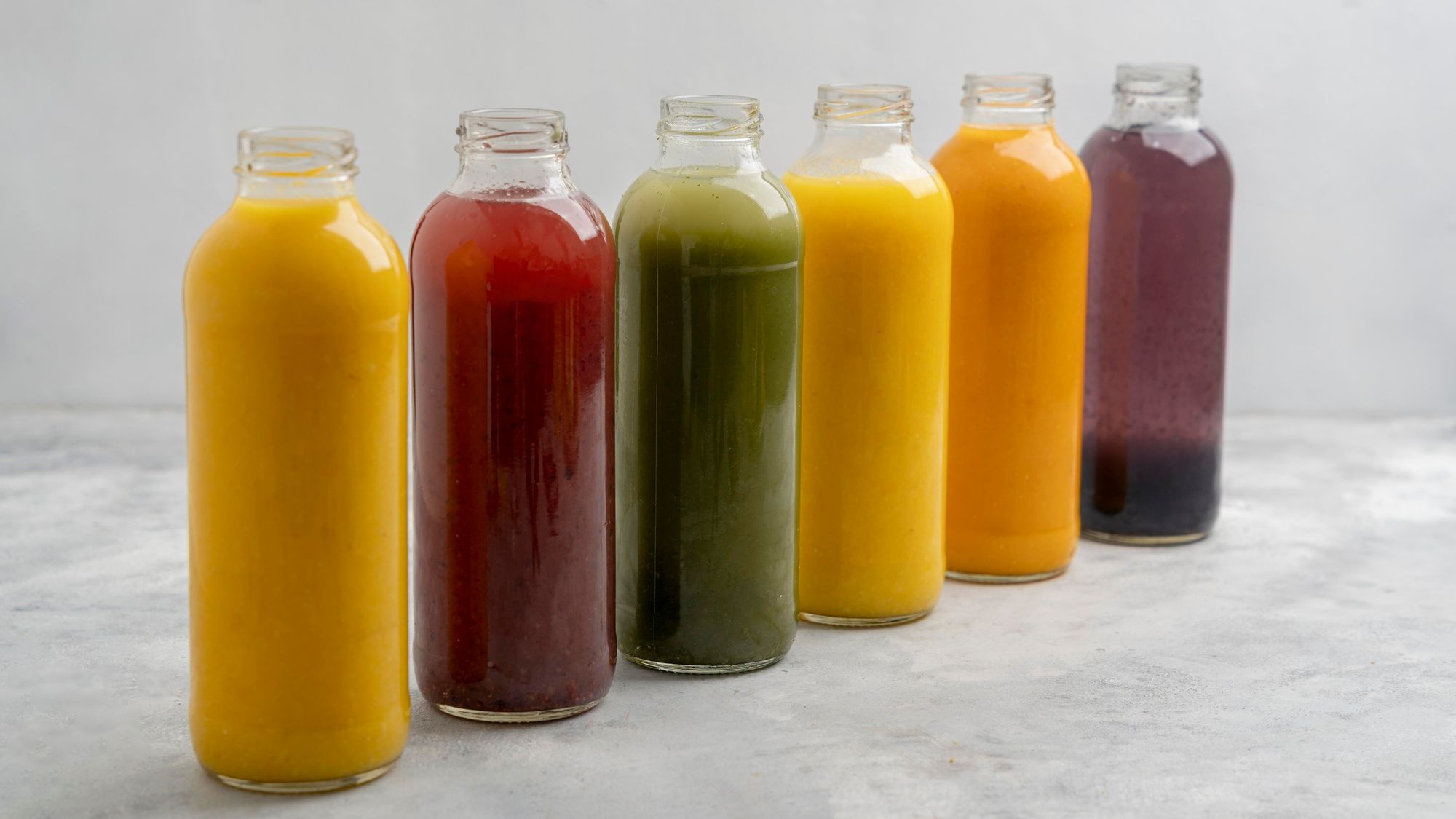 Botellas de zumos de frutas.