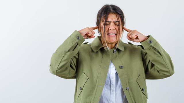 Una mujer sufre dolor de oídos