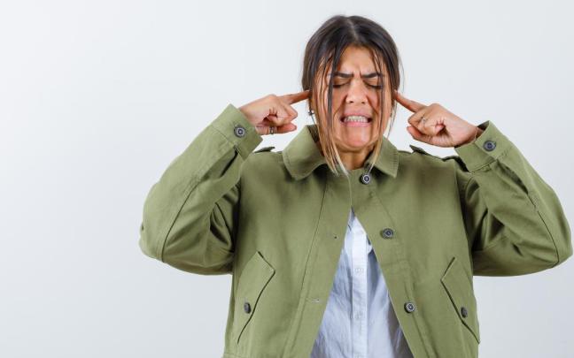 Una mujer sufre dolor de oídos