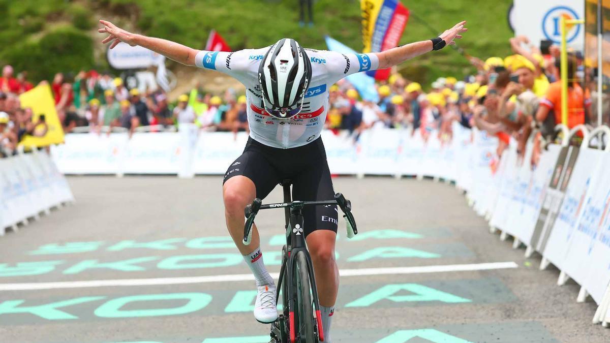 Tadej Pogacar festeja su victoria en Cauterets en el pasado Tour de Francia.