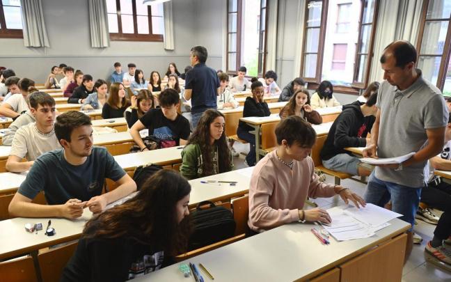 Bachilleres realizando la Evaluación de Acceso a la Universidad en la Facultad de Economía y Empresa de Elkano. Bachilleres realizando la Evaluación de Acceso a la Universidad en la Facultad de Economía y Empresa de Elkano.