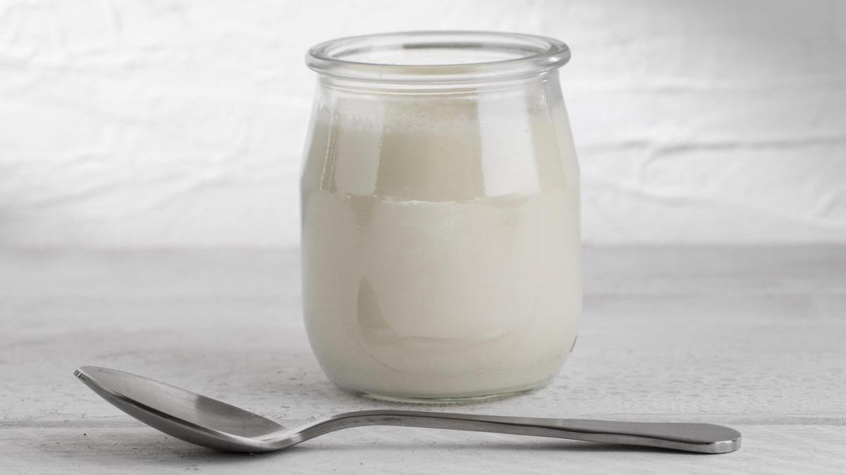 Un yogur natural.
