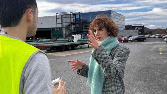 La alcaldesa supervisando las obras en Lanbarren.