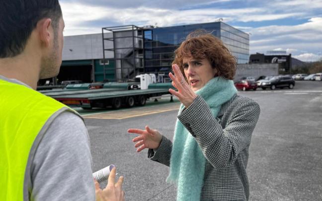 La alcaldesa supervisando las obras en Lanbarren.