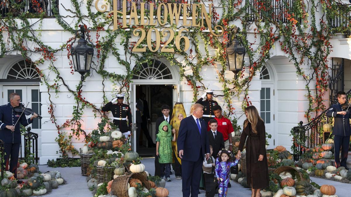 Una calabaza gigante y disfraces de expresidentes: el Halloween más curioso de los Trump.