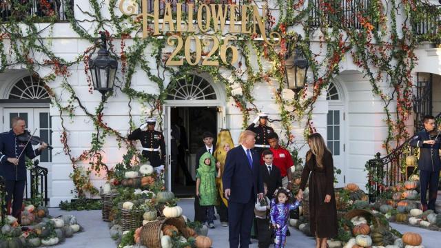Una calabaza gigante y disfraces de expresidentes: el Halloween más curioso de los Trump.