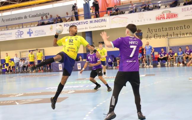 Dariel García intenta un lanzamiento ante la defensa del Guadalajara. Dariel García intenta un lanzamiento ante la defensa del Guadalajara.