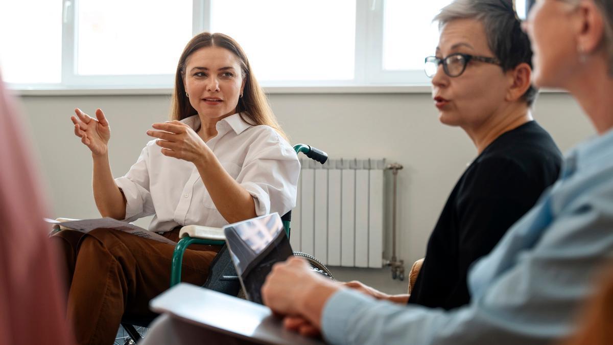 Un grupo de personas discute acerca de una creencia.