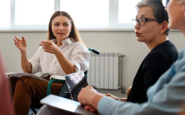 Un grupo de personas discute acerca de una creencia. Un grupo de personas discute acerca de una creencia.