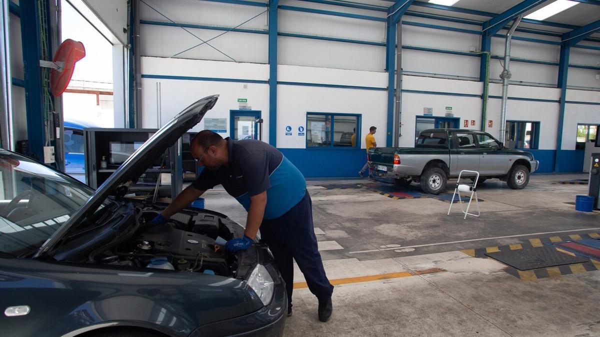 Un trabajador de TÜV Rheinland Navarra inspecciona un vehículo en la estación de Huarte.