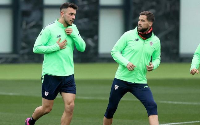 Los defensas centrales Aitor Paredes e Iñigo Martínez se ejercitan en Lezama.