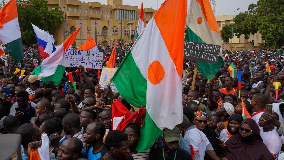 Manifestantes protestando en contra de la intervención militar en la capital de Niger, Niamey