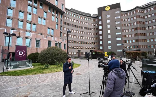 Los medios italianos siguen minuto a minuto la evolución de Berlusconi, ingresado en el hospital San Rafael de Milán.