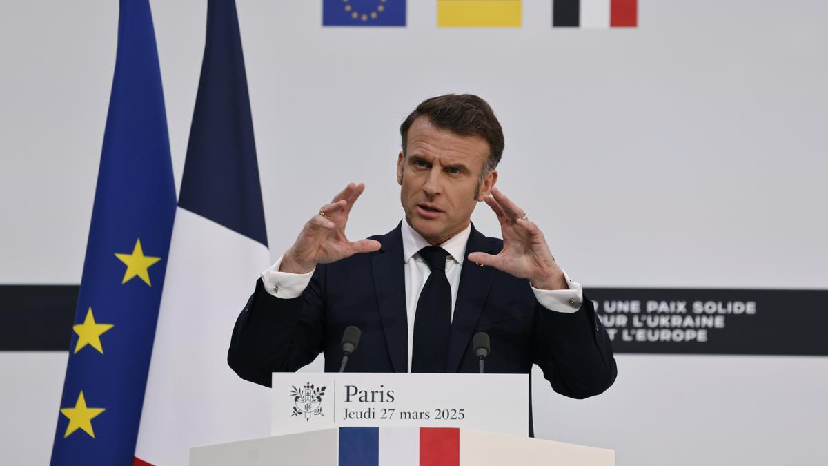 Emmanuel Macron durante la cumbre europea en París por la paz en Ucrania