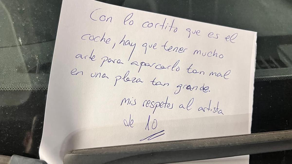 La nota que han dejado en el capó de un coche