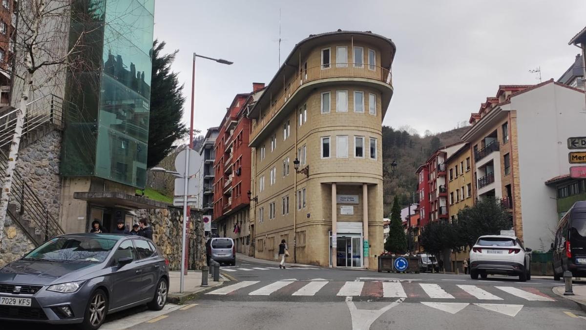 Vista del edificio del centro de salud, que pasará a albergar viviendas una vez que quede fuera de uso tras la construcción del nuevo ambulatorio.
