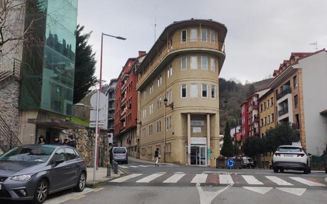 Vista del edificio del centro de salud, que pasará a albergar viviendas una vez que quede fuera de uso tras la construcción del nuevo ambulatorio.