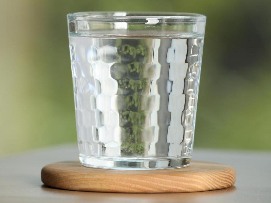 En un vaso caben unos 200 ml de agua.