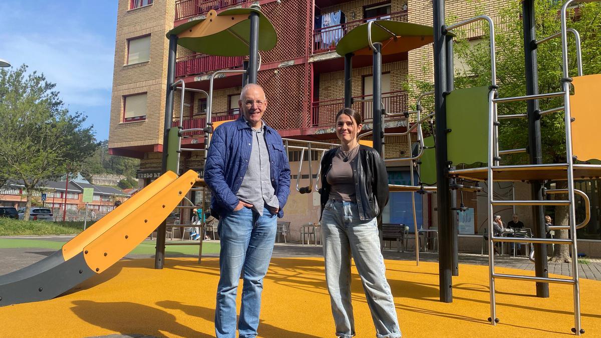 Iñaki Ostolaza y Argi Yeregi en el parque de Basadi.