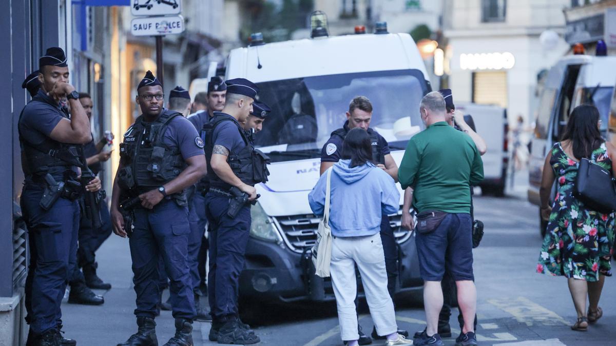 Policías frente a una calle de París.