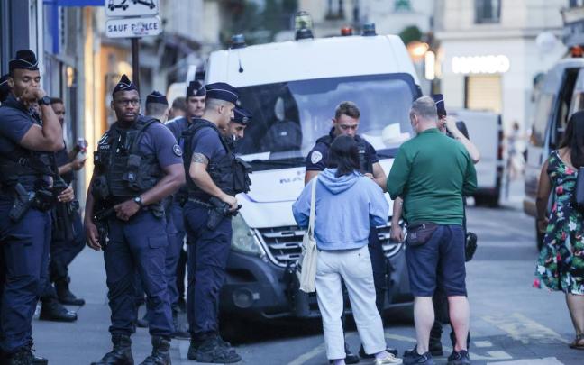Policías frente a una calle de París.