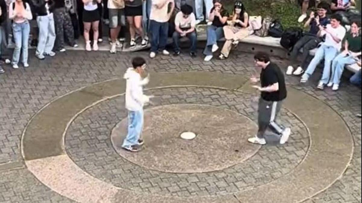 Una batalla de "farmear aura" en una plaza