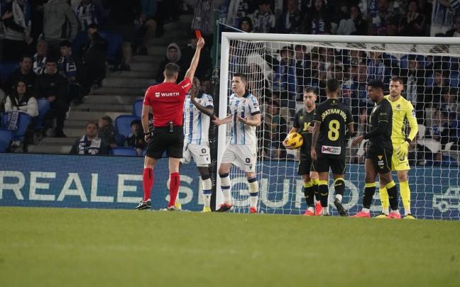 Zubeldia ve la tarjeta roja por el penalti cometido en la recta final del partido. / RUBEN PLAZA
