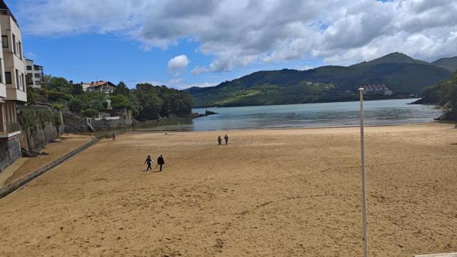 En Mundaka se reformarán los aseos públicos y en la adecuación del espacio destinado al personal de vigilancia estival.