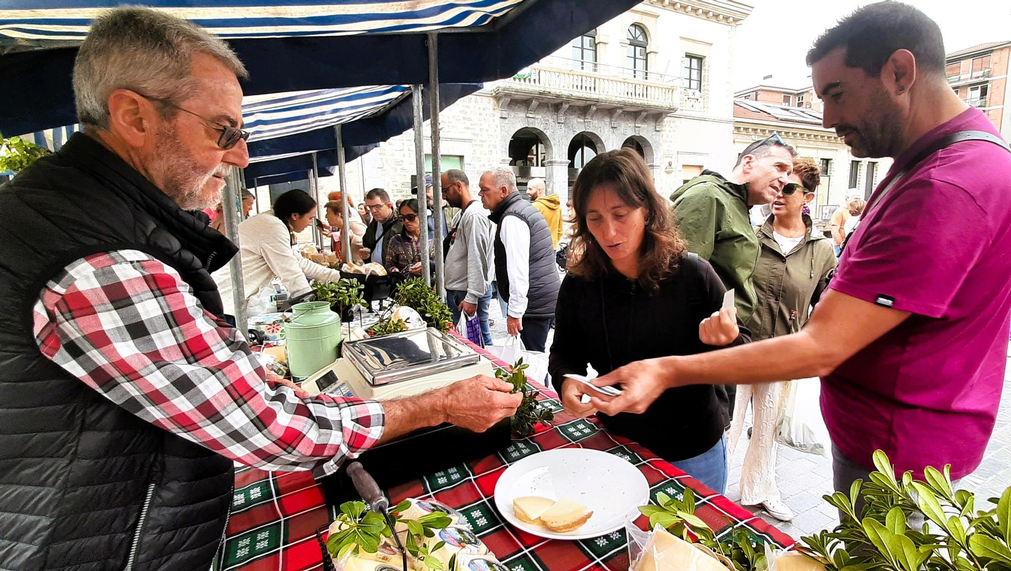 El stand de la quesería Larrabe de Aguiñiga, la más valorada por paladar vecinal y jurado de Idiazabal