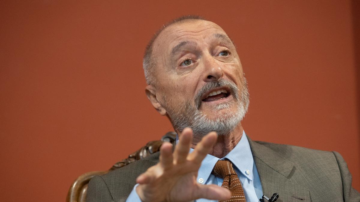 El escritor Arturo Pérez-Reverte durante la presentación del monumento al Capitán Alatriste en la Real Academia de la Lengua Española el pasado 14 de octubre.