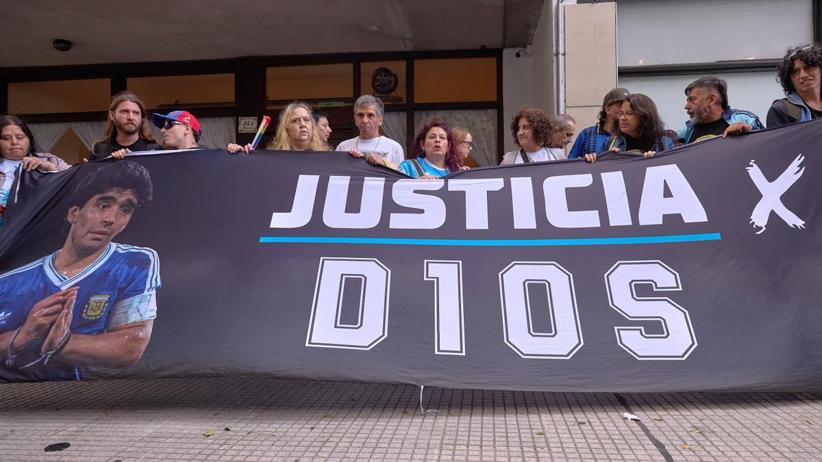 Varias personas exigen justicia al comienzo del segundo juicio por el fallecimiento de Diego Armando Maradona