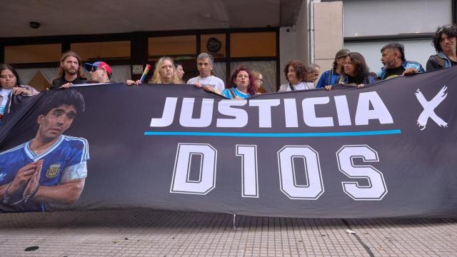 Varias personas exigen justicia al comienzo del segundo juicio por el fallecimiento de Diego Armando Maradona