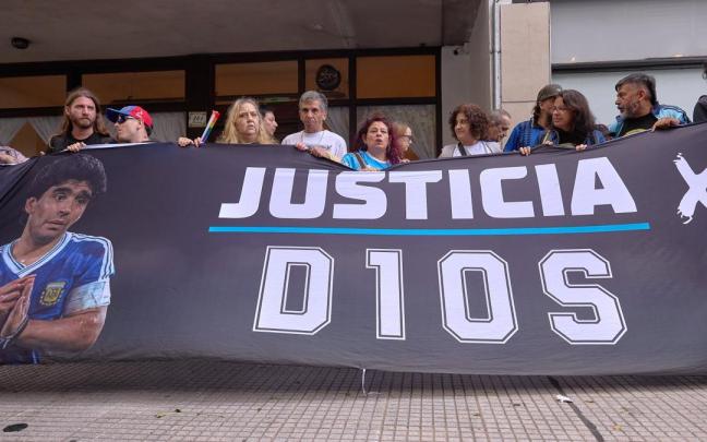 Varias personas exigen justicia al comienzo del segundo juicio por el fallecimiento de Diego Armando Maradona