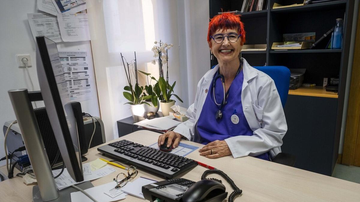 Una sonriente Santos Induráin, en su consulta del centro de salud del Casco Viejo.