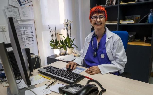 Una sonriente Santos Induráin, en su consulta del centro de salud del Casco Viejo. Una sonriente Santos Induráin, en su consulta del centro de salud del Casco Viejo.