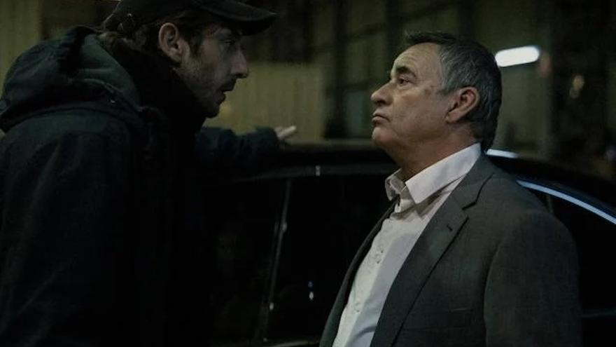 Enric Auquer y Eduard Fernández, en una escena de la serie ‘Mano de hierro’.
